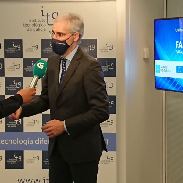 Francisco Conde (vicepresidente segundo y Conselleiro de Economía, Empresa e Innovación) atiende a la Televisión de Galicia en la sede de ITG durante la presentación de la Unidad Mixta de Investigación FASTFLY 2035